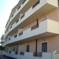 Palazzo facciata con balconi
