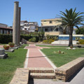 Roccella Jonica colonne e palme vicino al mare